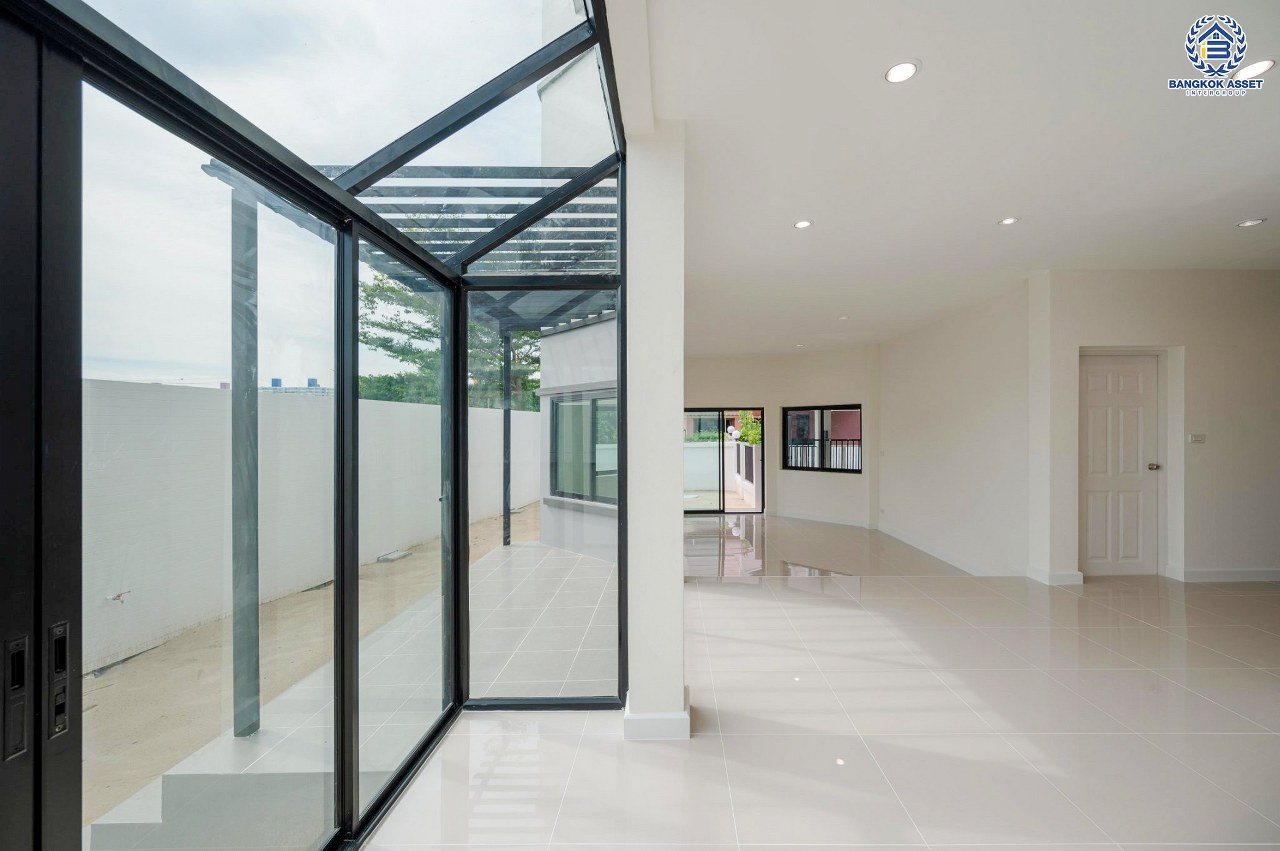 บ้านมือสองตกแต่งใหม่ โครงการ ปฐวีกาญจน์ ประชาชื่น-แจ้งวัฒนะ ทำเลโซนเมือง ดีไซน์สุด Classic ใกล้เซ็นทรัลแจ้งวัฒนะ สนามบินดอนเมือง เดินทางสู่ใจกลางเมืองได้อย่างรวดเร็วด้วย ทางด่วน"ศรีสมาน" และรถไฟฟ้าสายสีชมพู "สถานีเมืองทองธานี" บนเนื้อที่ 61.6 ตร.ว. ฟังก์ชัน 3 ห้องนอน 4 ห้องน้ำ 1 ห้องแม่บ้านพร้อมห้องน้ำ จอดรถได้ 2 คัน